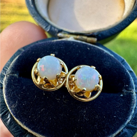Vintage solid 14k yellow gold genuine opal stud earrings - Picture 2 of 14